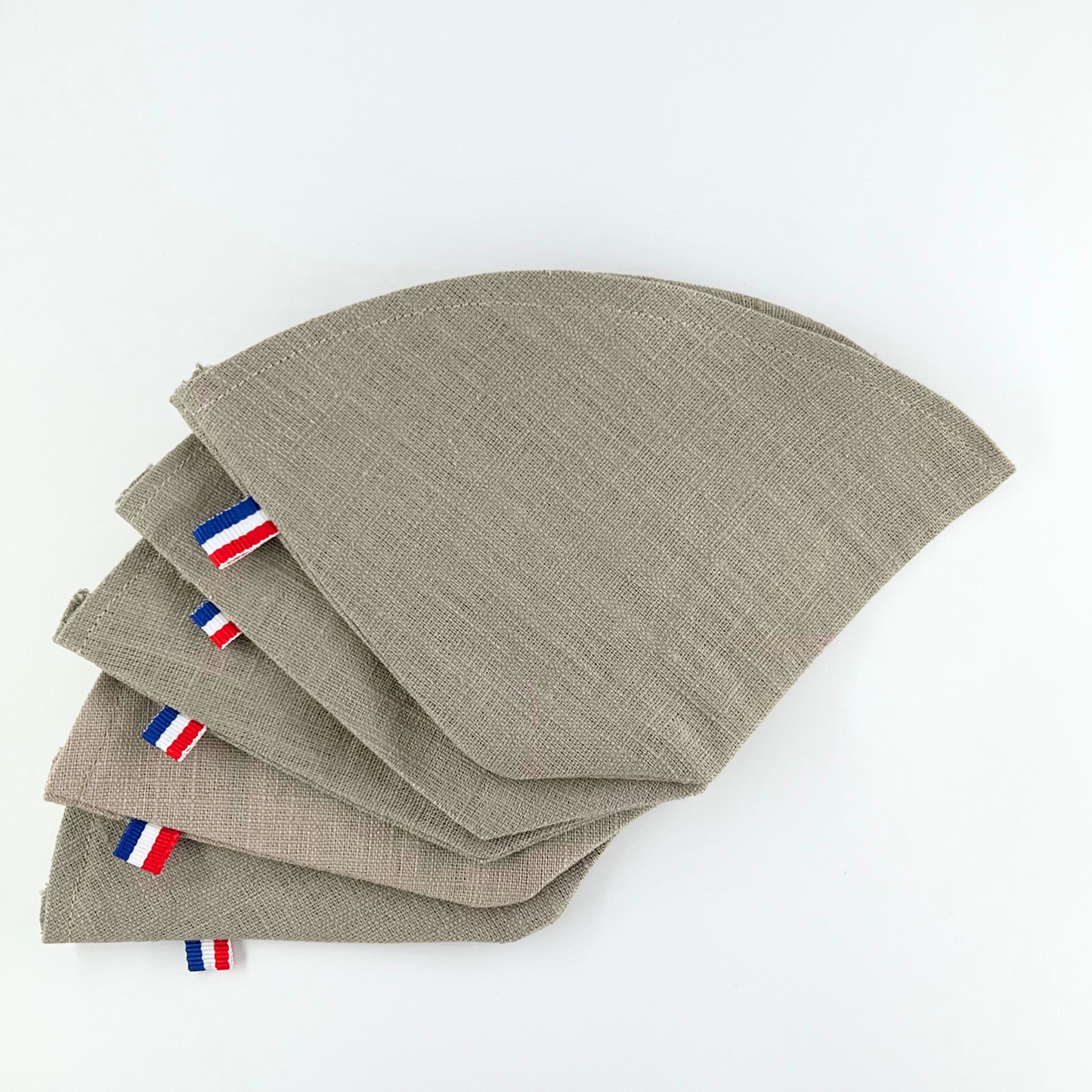En stapel av återanvändbara kaffefilter i linne, storlek 4, tillverkade av ekologiskt material. Ett hållbart alternativ till engångsfilter för kaffebryggare, designat för att minska avfall och främja en mer miljövänlig kaffevana.