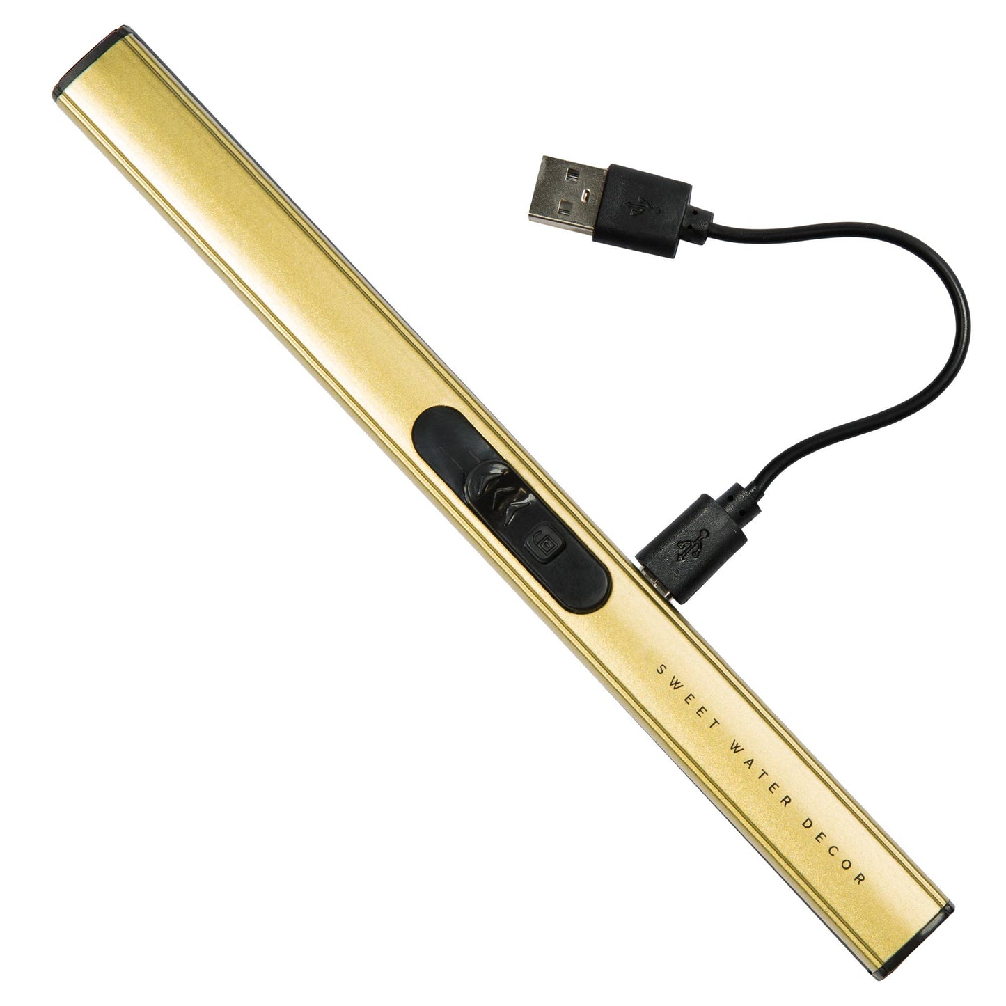 Elektrisk tändare i guldfärg, liggandes diagonalt på vit bakgrund. Kort, svart laddsladd inkopplad med USB. Laddningssladd.