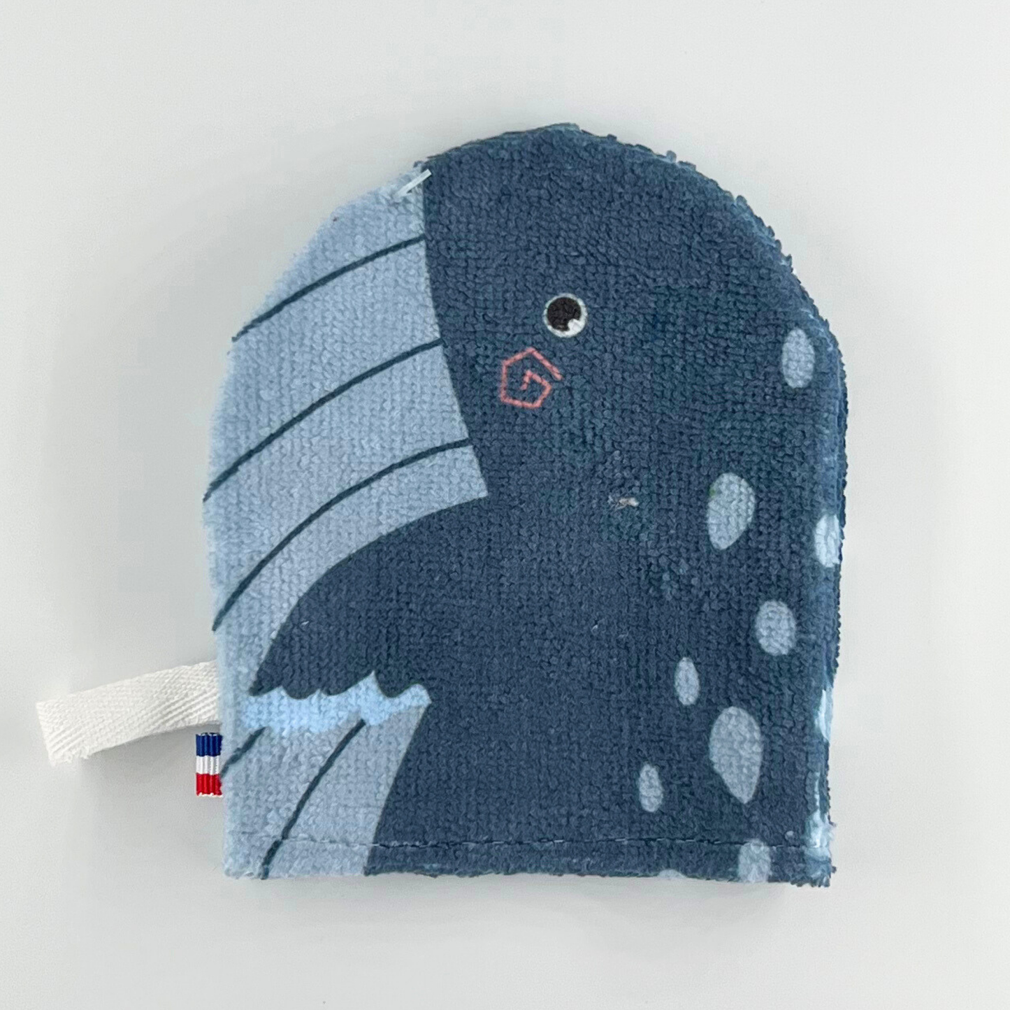 Lekfull tvättlapp i form av en blå val, tillverkad av mjukt tyg med lekfull design.