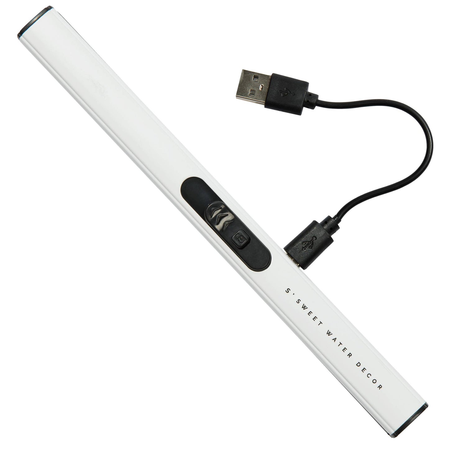 Elektrisk tändare i vintervitt, liggandes på vit bakgrund. Kort, svart laddsladd inkopplad med USB. Vit färg. Laddningssladd.