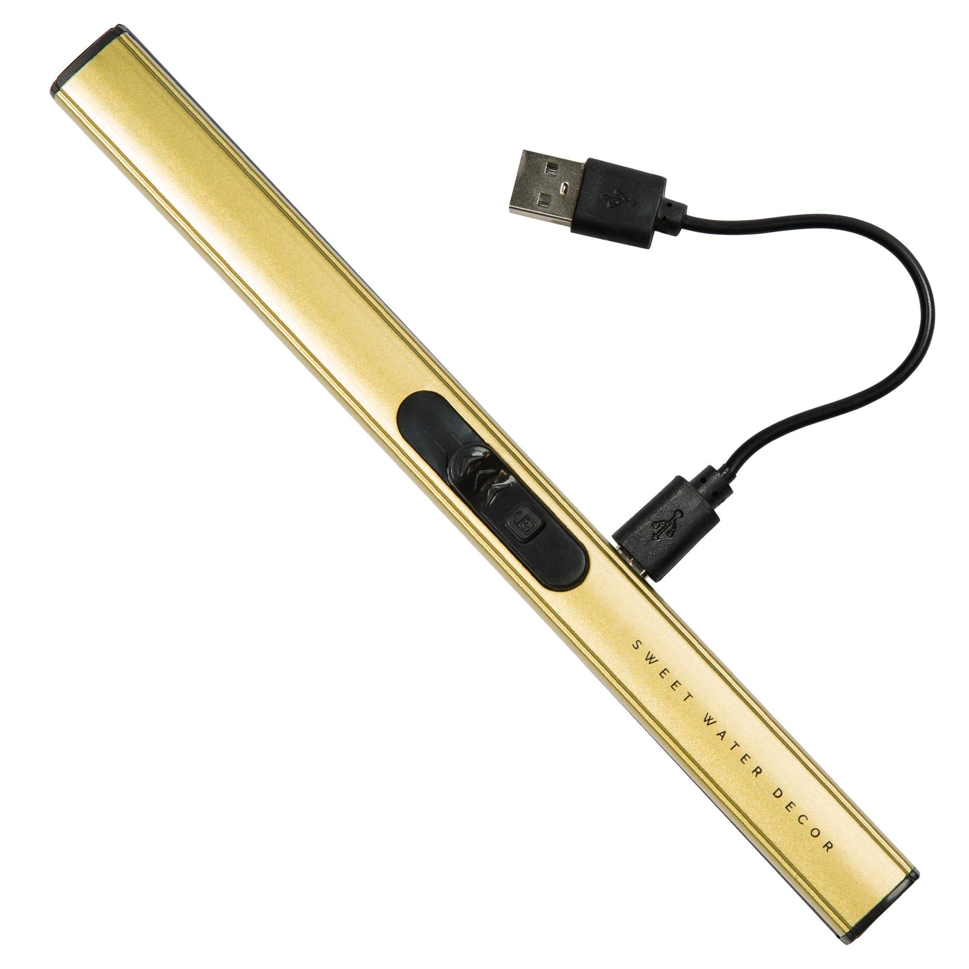 Elektrisk tändare i guldfärg, liggandes diagonalt på vit bakgrund. Kort, svart laddsladd inkopplad med USB. Laddningssladd.