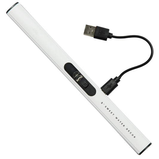 Elektrisk tändare i vintervitt, liggandes på vit bakgrund. Kort, svart laddsladd inkopplad med USB. Vit färg. Laddningssladd.